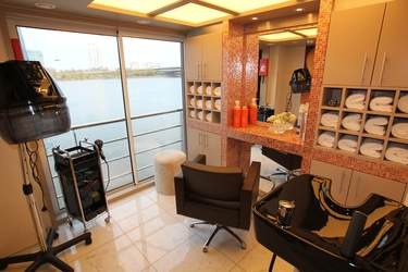 AmaWaterways AmaReina - Salon.jpg